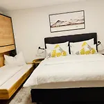 Haus Kulala - Stilvolle Zwischen Bergen & Afrikanischem Flair Appartement Kaprun